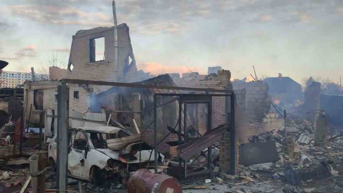 Ukraine: Blick auf durch den Beschuss der russischen Armee zerstörte Häuser in Butscha kurz vor Kiew.