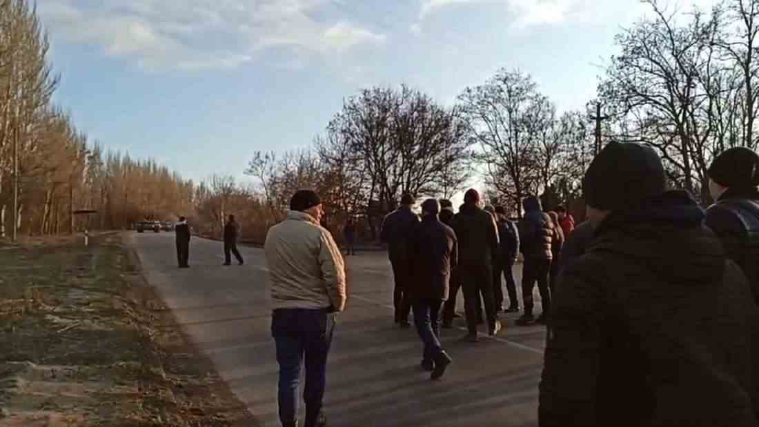 Ein Video-Still aus der ukrainischen Kleinstadt Dniprorudne - dort stellten sich Menschen unbewaffnet Panzern entgegen.