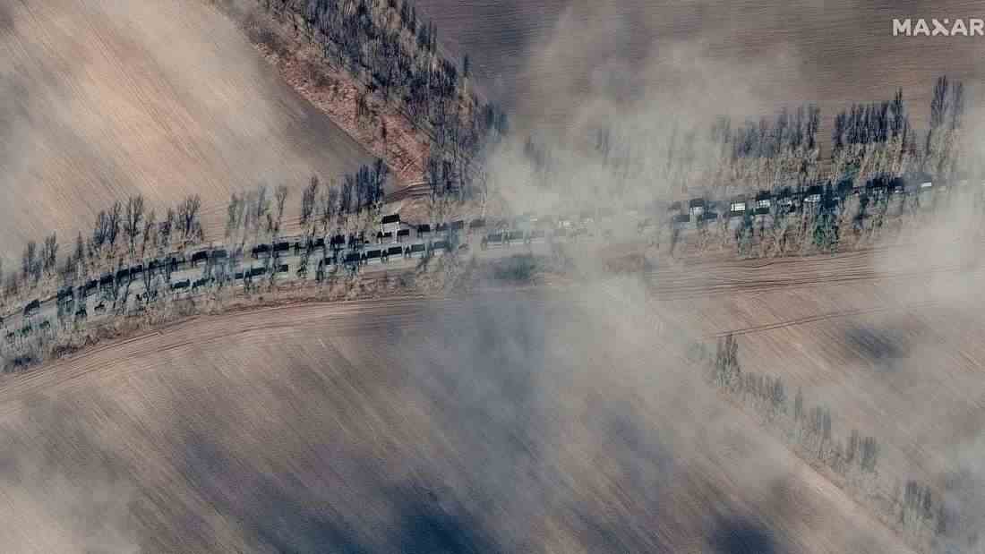 Dieses von Maxar Technologies zur Verfügung gestellte Satellitenbild zeigt russische Truppen in einem Konvoi bei Iwankiw auf dem Weg Richtung Kiew.