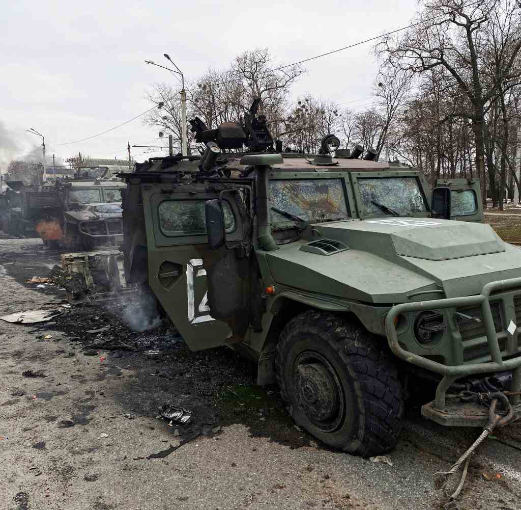 Zerstörte russische Militärtransporter vom Typ Tigr-M auf einer Straße bei Charkiw am Montag