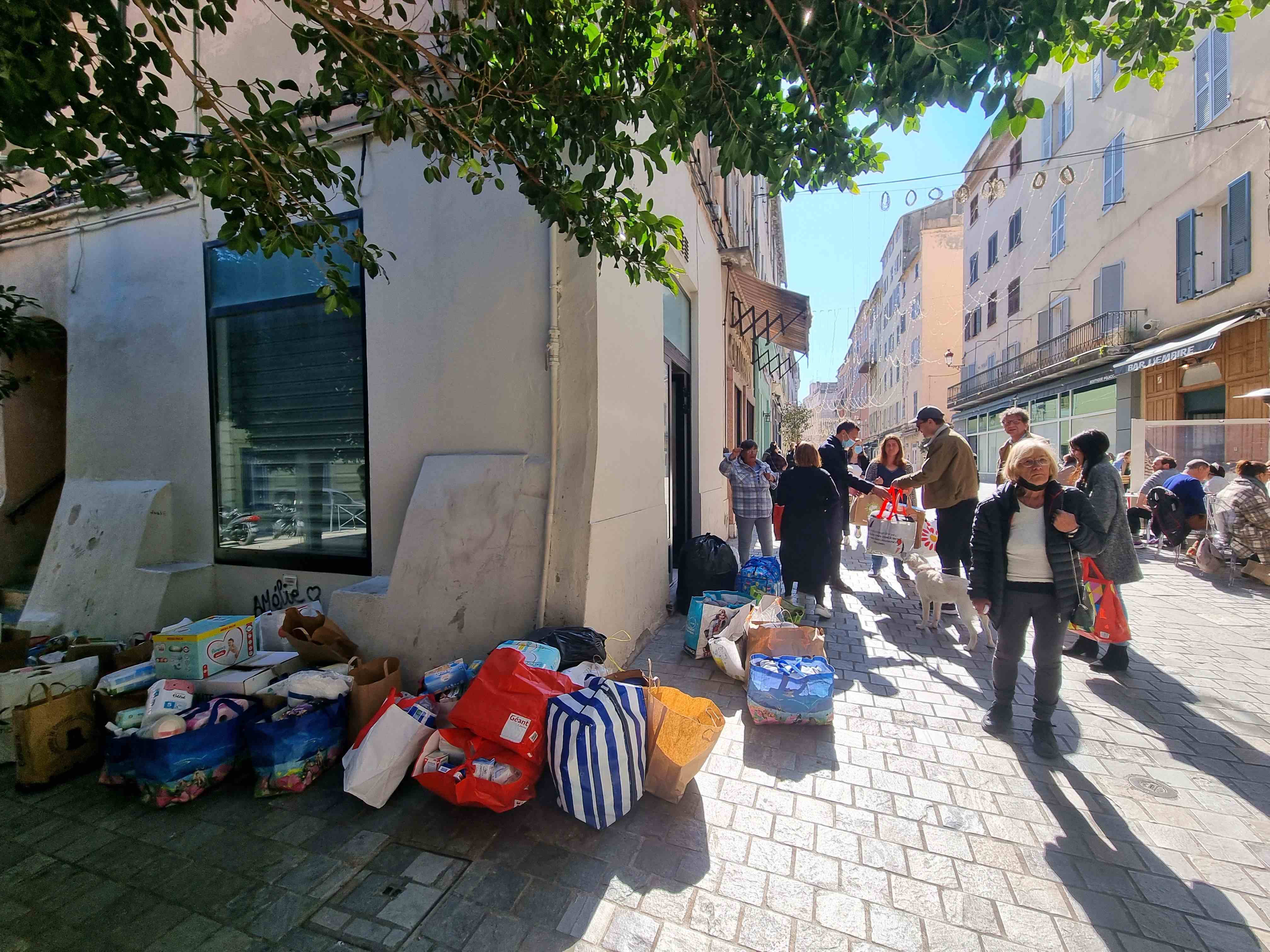 Les locaux sont trop petits pour accueillir tous les dons en direction des réfugiés ukrainiens.