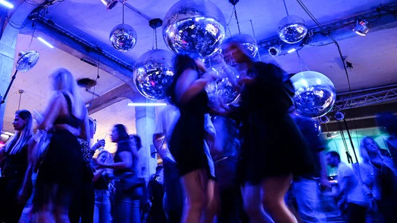 People dance in a club.  © picture alliance/dpa Photo: Felix Kästle