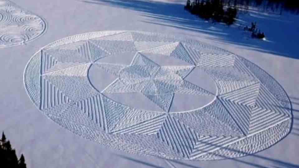 Canadian runs geometric shapes in the snow - the result is beautiful