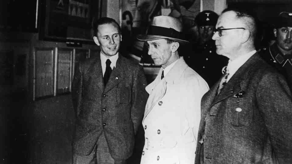 Josef Goebbels visits the exhibition "Degenerate art"