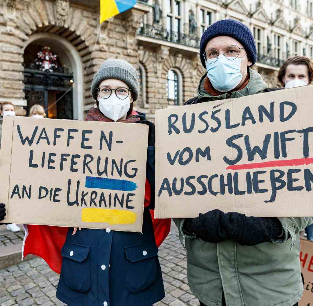 Zwei Demonstranten auf einer Solidaritätsdemonstration für die Ukraine in Hamburg