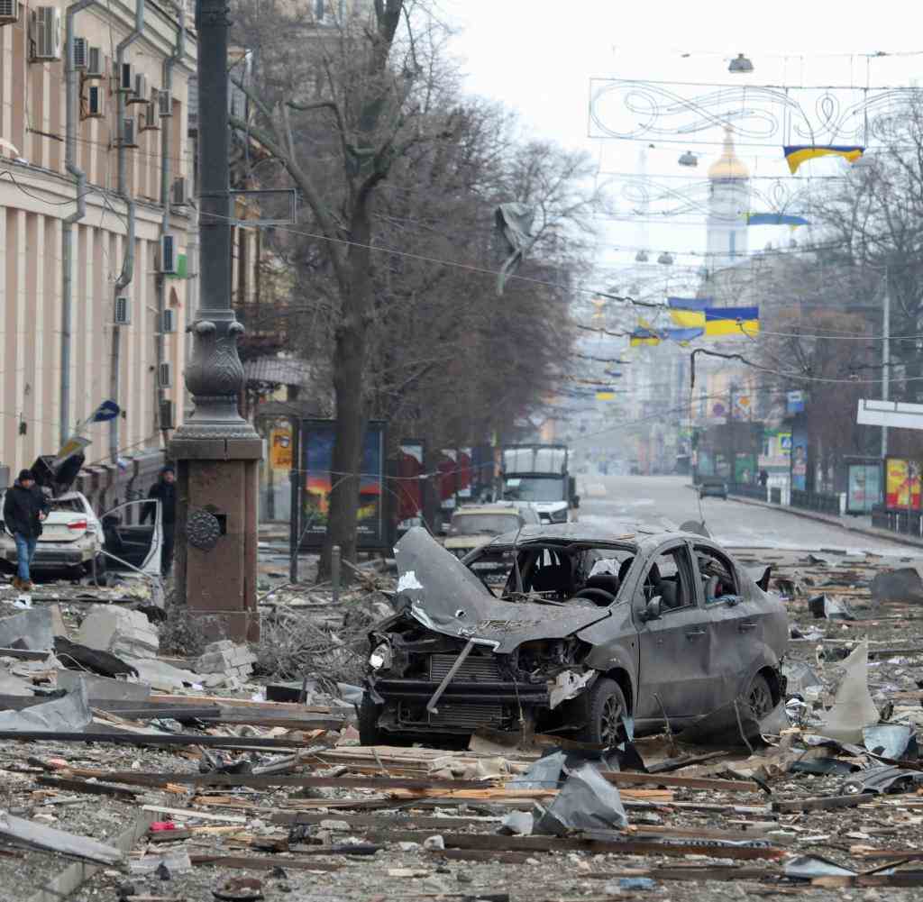 Schutt und Asche: Vor dem Gebäude der Regionalverwaltung im ukrainischen Charkiw verursachte ein Raketeneinschlag massive Schäden