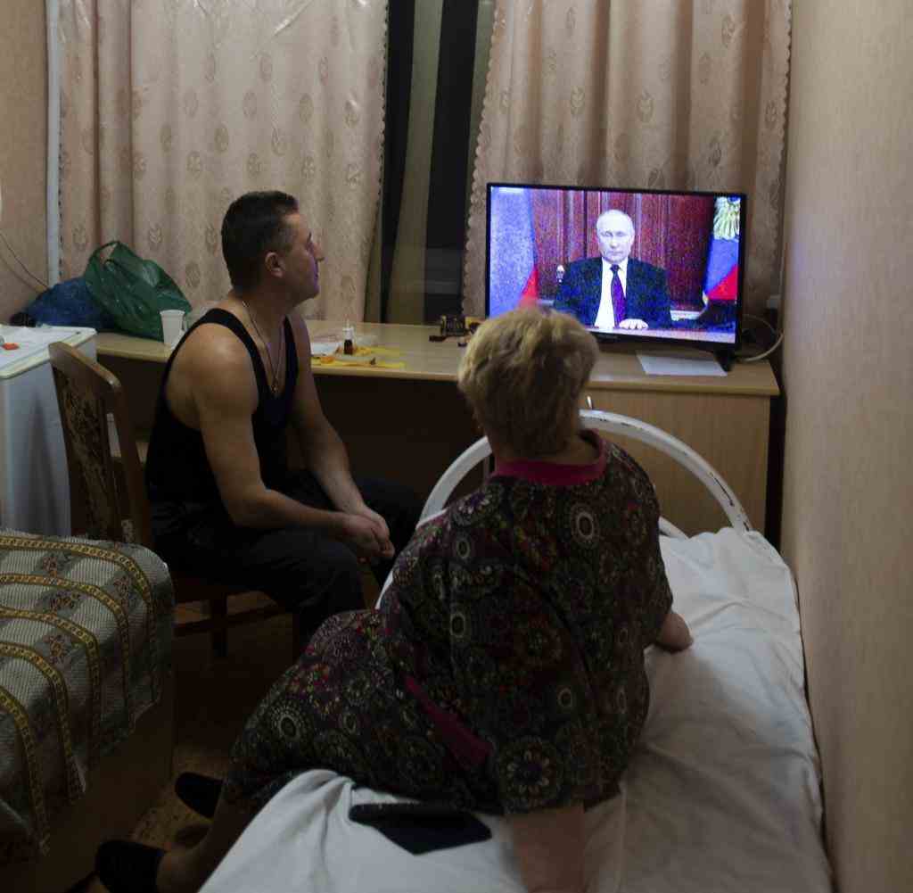 Menschen verfolgen eine Fernsehansprache des russischen Präsidenten (Symbolbild)