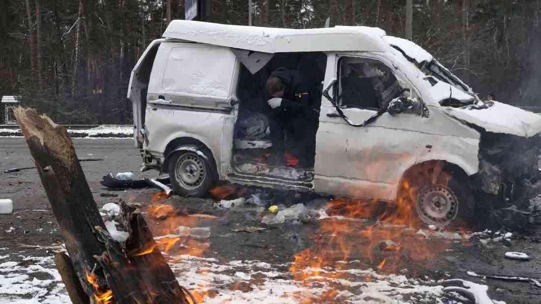 Ein Mann versucht ein durch Beschuss beschädigtes Fahrzeug außerhalb der ukrainischen Hauptstadt zu verlassen. Russische Granaten beschossen am Dienstag zivile Ziele in der zweitgrößten Stadt der Ukraine, Charkiw, während ein über 60 Kilometer langer Konvoi von russsischen Militärfahrzeugen auf die Hauptstadt Kiew zurollt.