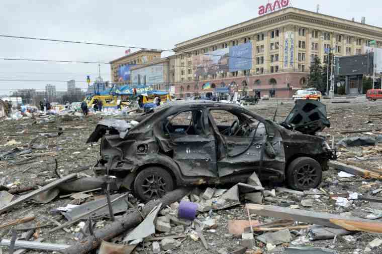 The damage in the square in front of the Kharkiv regional prefecture hit by Russian bombing, on March 1, 2022 (AFP / Sergey BOBOK)