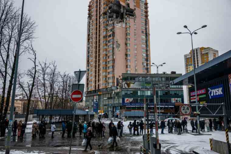 Residents line up outside a supermarket to buy food on March 1, 2022 in Kiev (AFP / Dimitar DILKOFF)