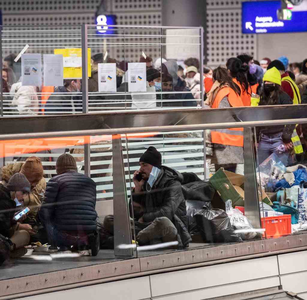 Flüchtlinge warten im Hauptbahnhof Berlin – am späten Dienstagabend kamen schätzungsweise 300 Menschen mit einem Zug in Berlin an