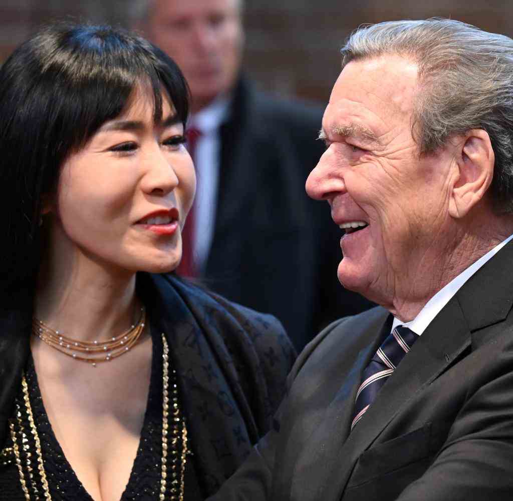 Alt-Bundeskanzler Gerhard Schröder mit seiner Frau So-yeon Schröder-Kim