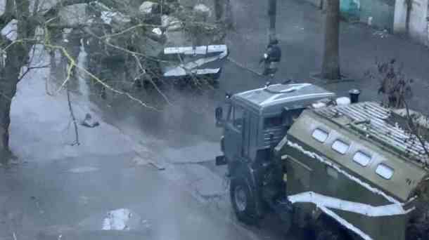 Militärfahrzeuge in Cherson: Die Stadt wurde nun offenbar von russischen Truppen eingenommen.  (Quelle: Reuters)