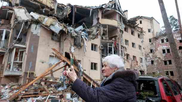 Eine Frau vor einem zerstörten Haus in Irpin nahe Kiew: Die Ukraine meldet andauernde Kämpfe. (Quelle: Reuters/Serhii Nuzhnenko)