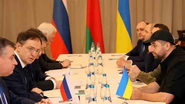 Das erste Gespräch zwischen russischen und ukrainischen Vertretern:  (Quelle: Reuters/Sergei Kholodilin/BelTA)