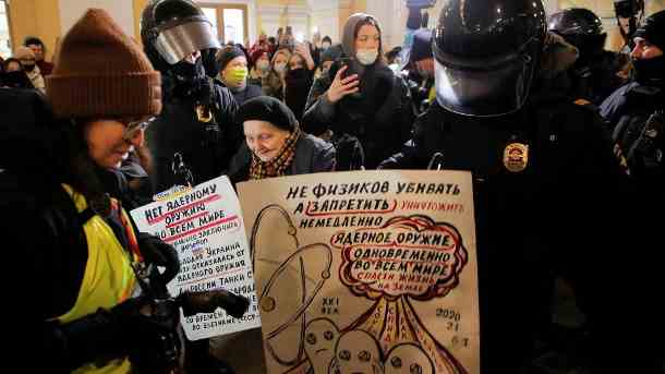 Polizisten nehmen eine ältere Frau mit: Heute haben in St. Petersburg wieder Menschen gegen den Krieg demonstriert. (Quelle: Reuters)