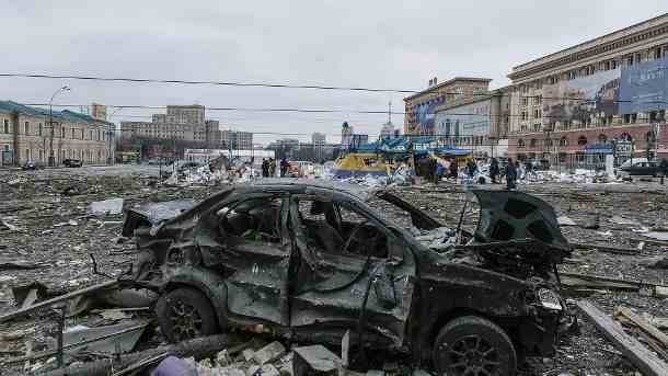 Der zentrale Platz liegt nach dem Beschuss des Rathauses am Dienstag  in Trümmern: Russische Granaten beschossen die zweitgrößte Stadt der Ukraine. (Quelle: AP/dpa/Pavel Dorogoy)