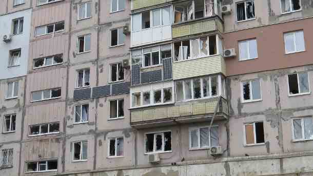 Ein offenbar vom Beschuss beschädigtes Gebäude in Mariupol am 26. Februar: Die Stadt ist von russischen Truppen umzingelt. (Quelle: Reuters/Nikolay Ryabchenko)