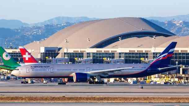 Eine Aeroflot-Maschine am Flughafen von Los Angeles (Archivbild): Die USA haben eine Sperrung des Luftraums für russische Flüge angekündigt.  (Quelle: imago images/Rüdiger Wölk)