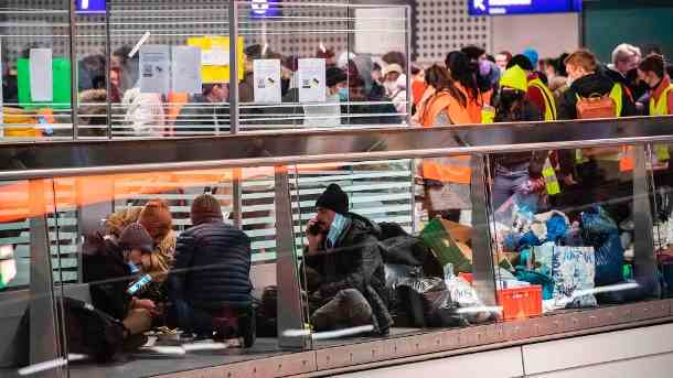 Flüchtlinge aus dem ukrainischen Kriegsgebiet warten im Hauptbahnhof Berlin (Quelle: dpa/Paul Zinken)