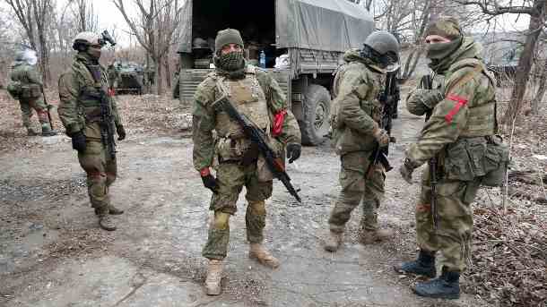Soldaten der pro-russischen Separatisten im Osten der Ukraine: Russland kommt bei seinem Vormarsch nur langsam voran.  (Quelle: Reuters)