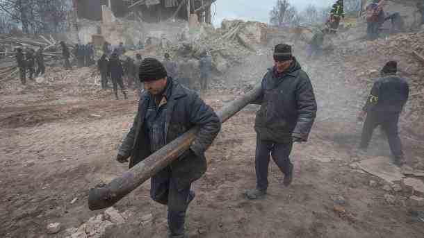 Trümmer im nordostukrainischen Sumy: In dieser Region soll es den ersten Gefangenenaustausch gegeben haben. (Quelle: Reuters/Irina Rybakova/Press service of the Ukrainian ground forces)