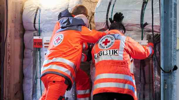 Mitarbeiter des Deutschen Roten Kreuzes beladen einen LKW: Die Hilfsgüter für Menschen aus der Ukraine befinden sich nun auf dem Weg nach Polen. (Quelle: dpa/Annette Riedl)