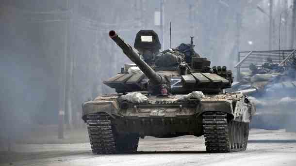 Russischer Panzer in der Ukraine: Russland verlegt offenbar Ost-Truppen näher an Europa heran. (Quelle: imago images/SNA)
