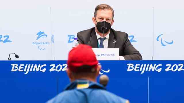 Russia and Belarus are allowed to start: Andrew Parsons, Chairman of the IPC, tries to justify the decision at a press conference.