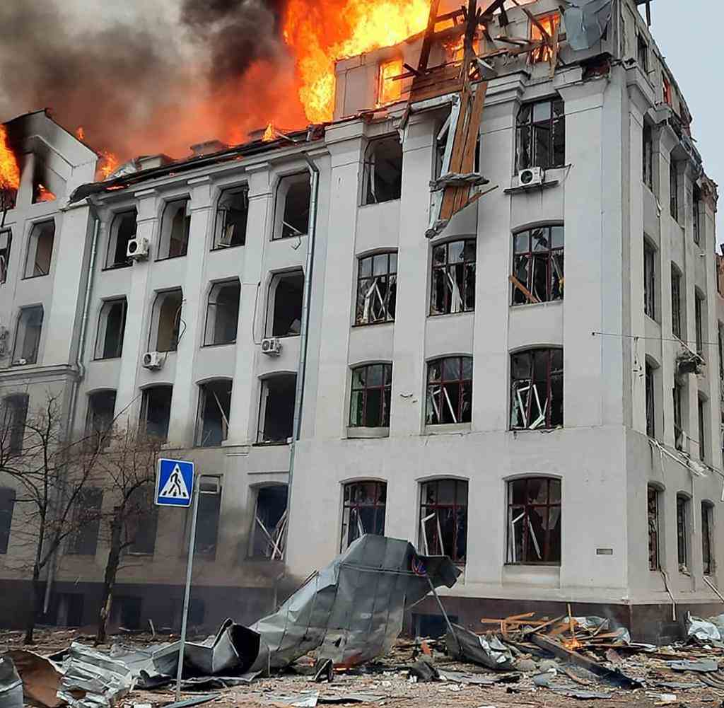 Ein vom ukrainischen Katastrophenschutz veröffentlichte Foto zeigt einen Brand in einem Fakultätsgebäude der Universität Charkiw