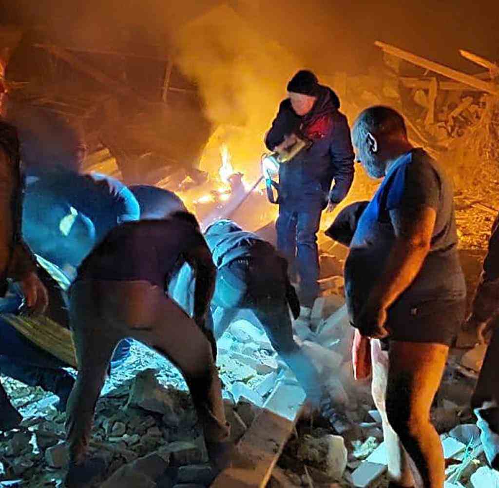 Ein Foto des ukrainischen Katastrophenschutz, das die Suche nach Überlebenden in einem zerstörten Haus in Schytomyr zeigt
