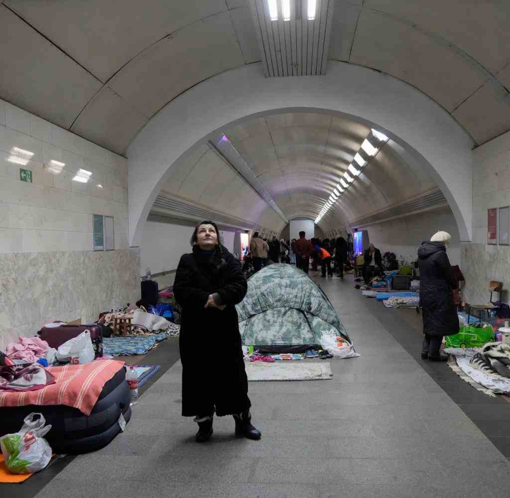 Einwohner von Kiew suchen Schutz in den Tunneln der Metro