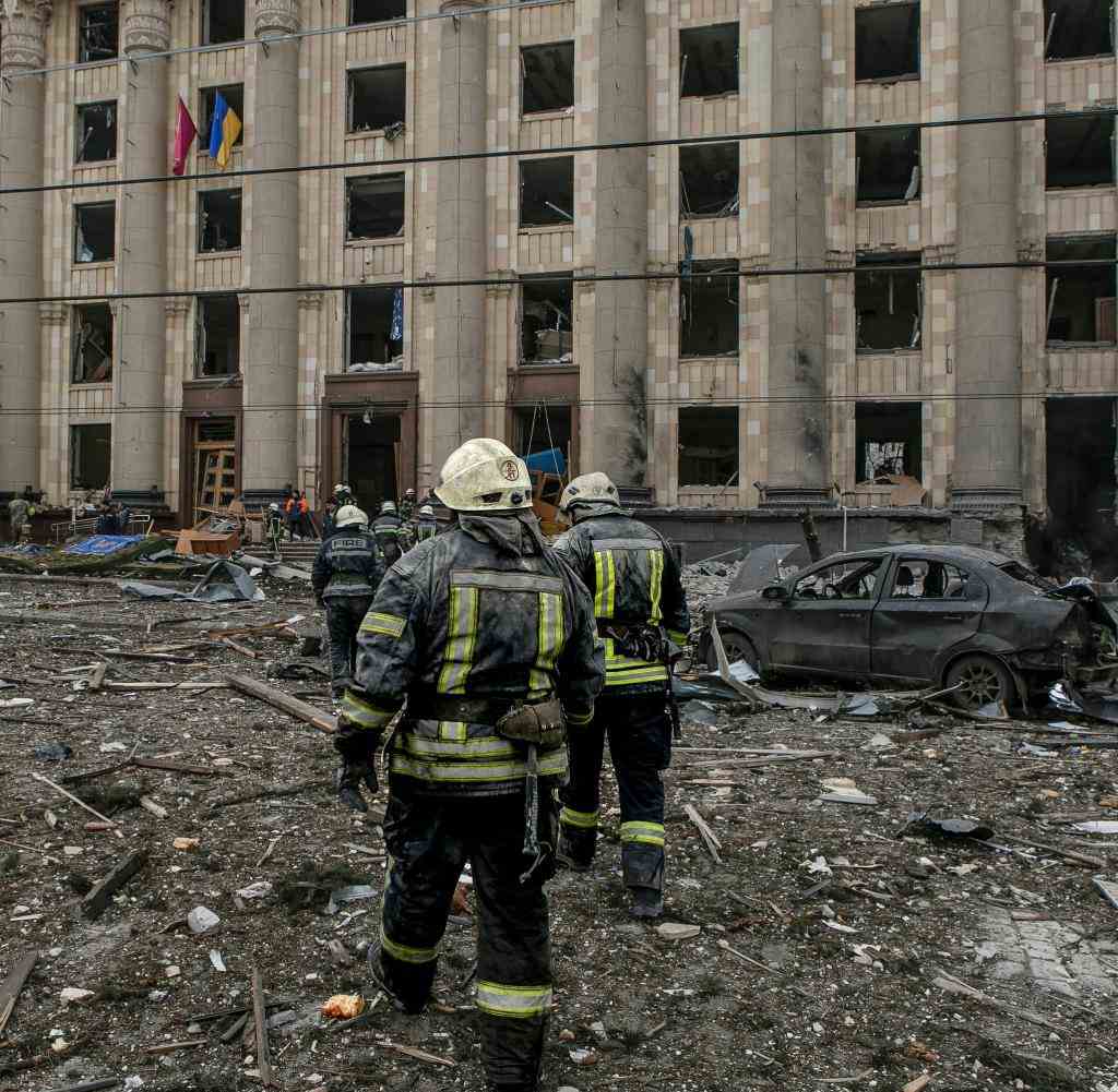 Ukrainische Rettungskräfte vor dem beschädigten Rathausgebäude in Charkiw