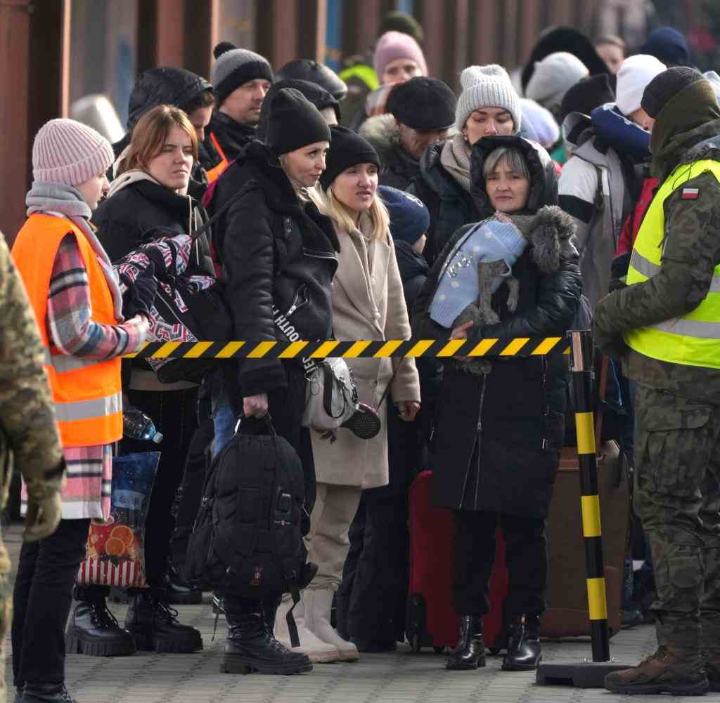 Ukrainerinnen stehen nach ihrer Flucht am Bahnsteig im polnischen Przemysl