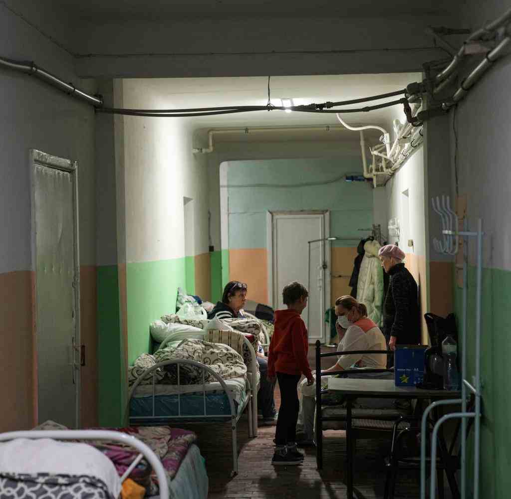 Mariupol: Frauen und ein Kind suchen Schutz im Keller eines Entbindungskrankenhauses auf, das in eine Krankenstation umgewandelt wurde