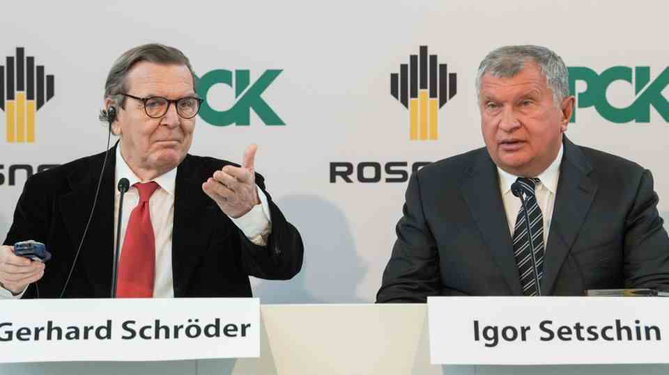 Rosneft boss Igor Sechin in 2018 with Rosneft supervisory board member Gerhard Schröder