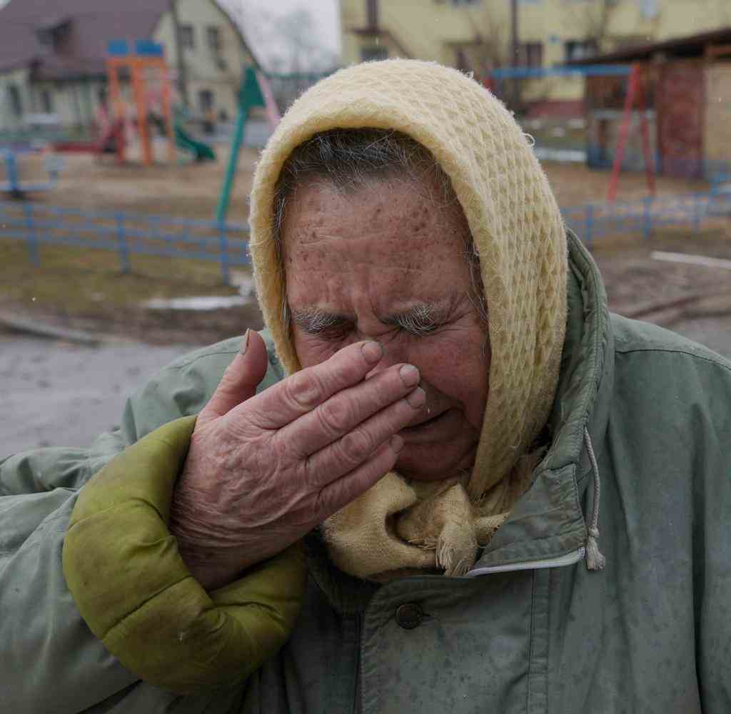 Ukraine, Horenka: A woman cries in front of houses that residents say were damaged by a Russian airstrike