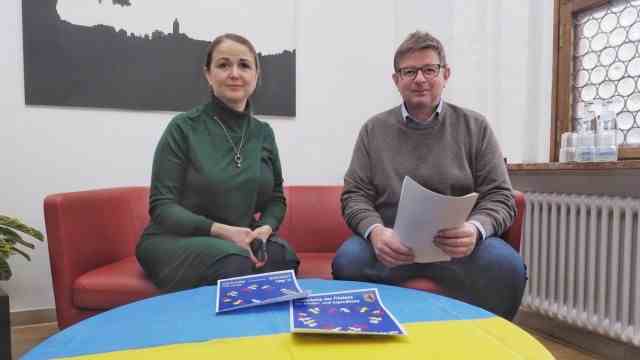 War in Ukraine: Alla Budnichenko and Mayor Ulrich Proske promote the "String of Peace Lights"which is planned for March 11 in downtown Ebersberg.