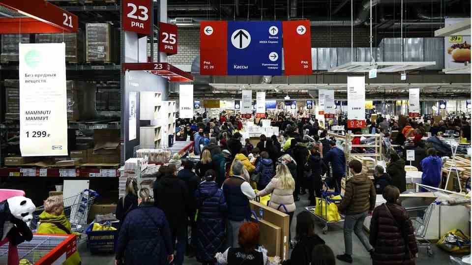On Thursday evening there were mass last-minute purchases in numerous Russian Ikea branches, such as here in Khimki.  The furniture giant had previously announced that it would close 17 branches and three production facilities in Russia from Friday.