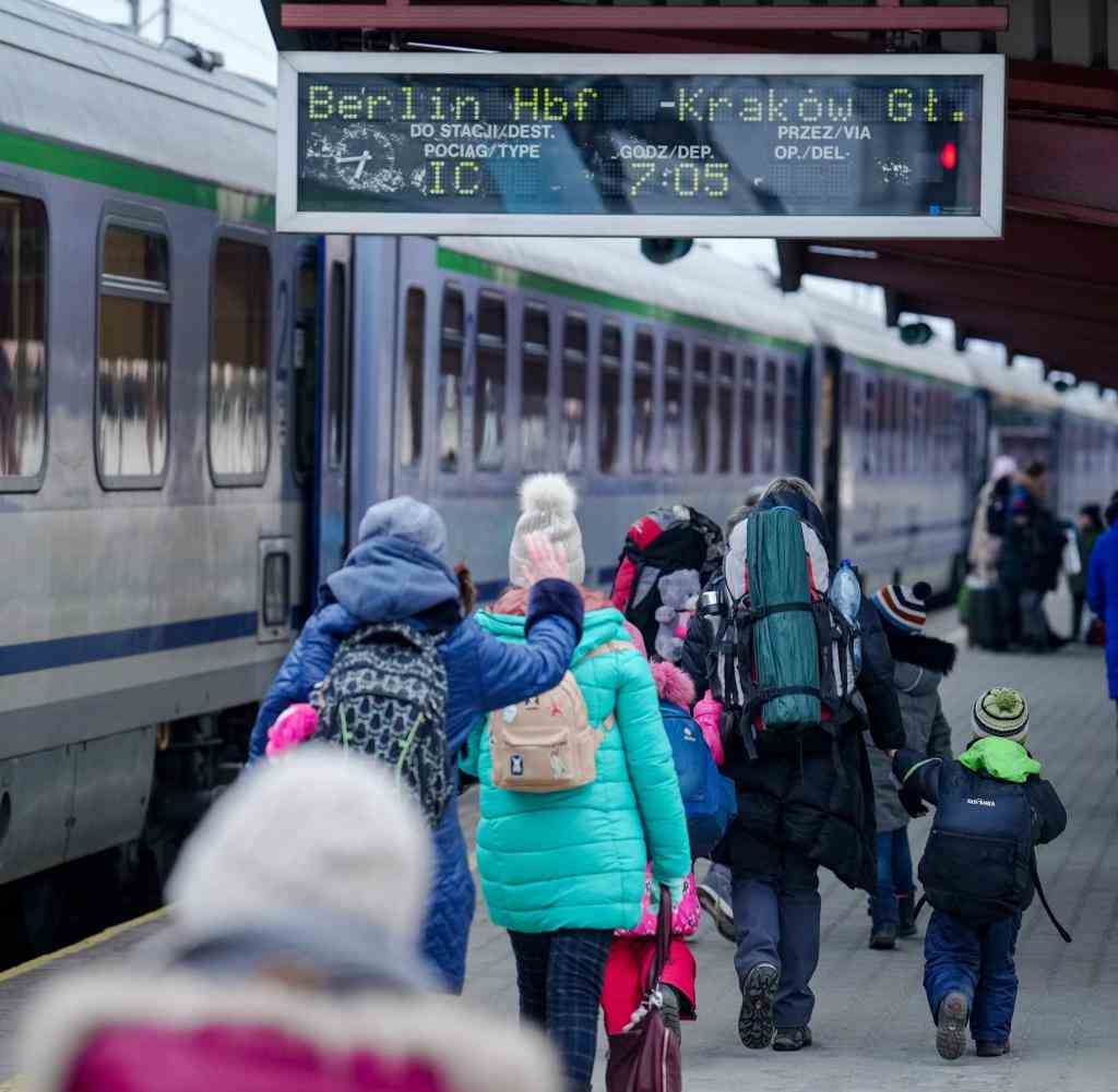 Flüchtlinge steigen am Bahnhof Przemysl in Polen in einen Eurocity nach Berlin