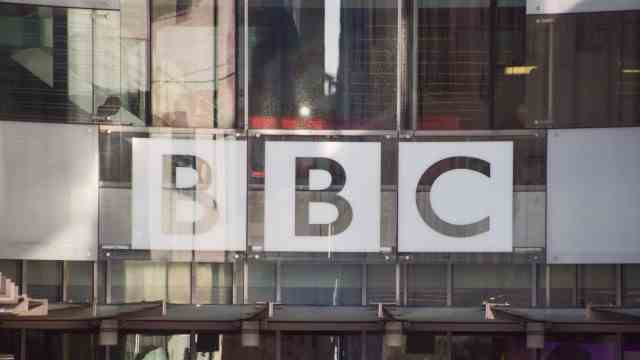 Great Britain: The BBC logo at the entrance to the broadcaster in London.