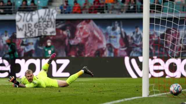 Bundesliga: Compensation shortly before the end: SC goalkeeper Flekken can only watch the accurate shot from Leipzig's Angelino.