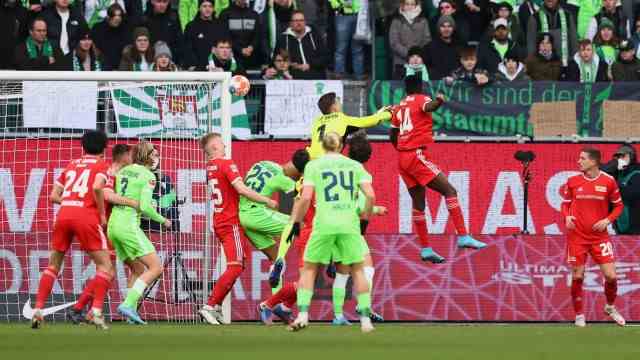 Bundesliga: Goal of the day: Taiwo Awoniyi (No. 14) heads a Wolfsburg corner kick past his own goalkeeper Andreas Luthe into his own net in the best striker style.