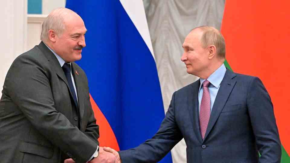 Belarus ruler Alexander Lukashenko and his Russian counterpart Vladimir Putin shake hands