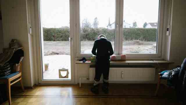 Refugees from the Ukraine: Eduard plays on the windowsill of the accommodation.