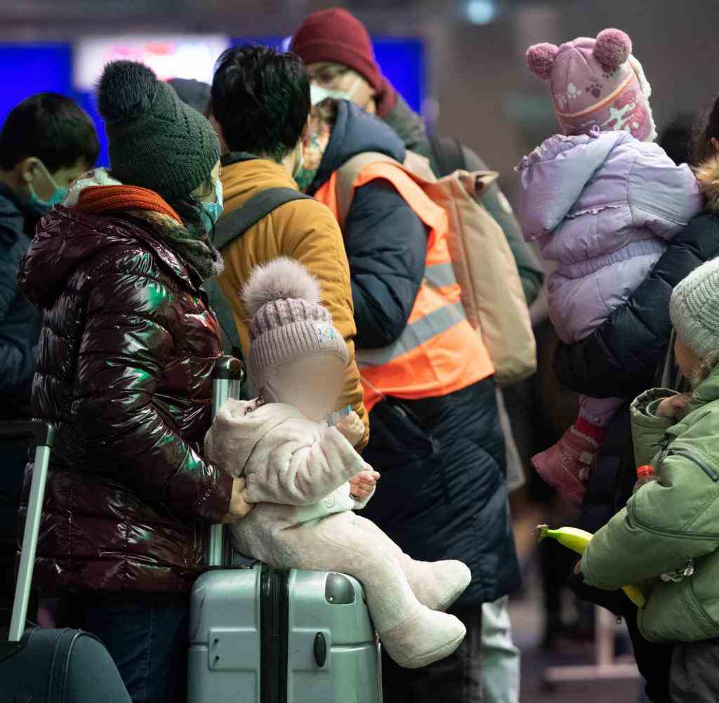 Flüchtlinge aus dem ukrainischen Kriegsgebiet warten im Hauptbahnhof Berlin