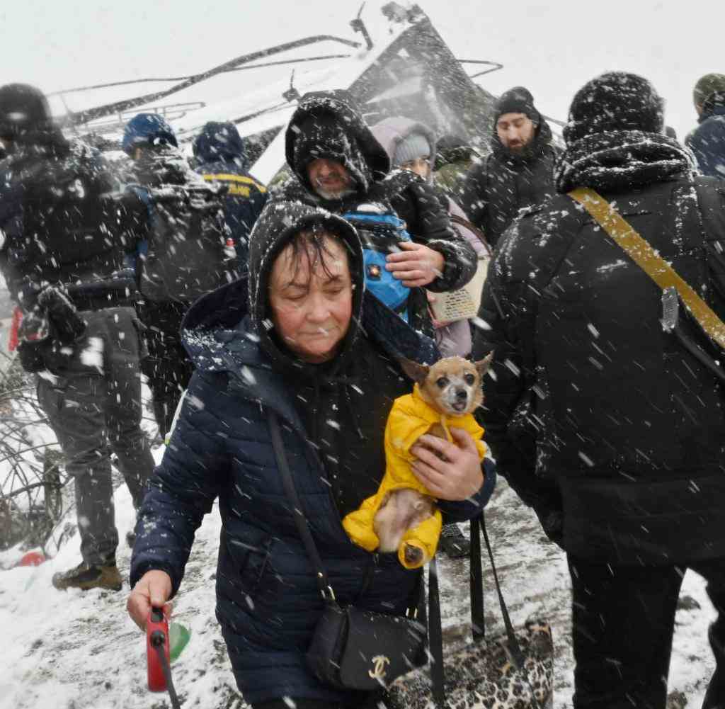 Menschen im Nordosten von Kiew bei ihrer Flucht, während es zu schneien beginnt