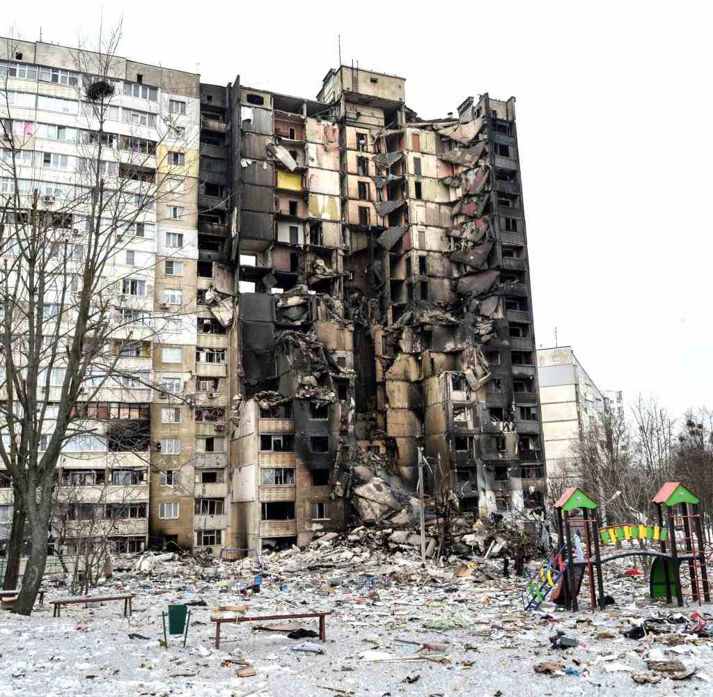 Ein zerstörtes Mehrfamilienhaus in Charkiw