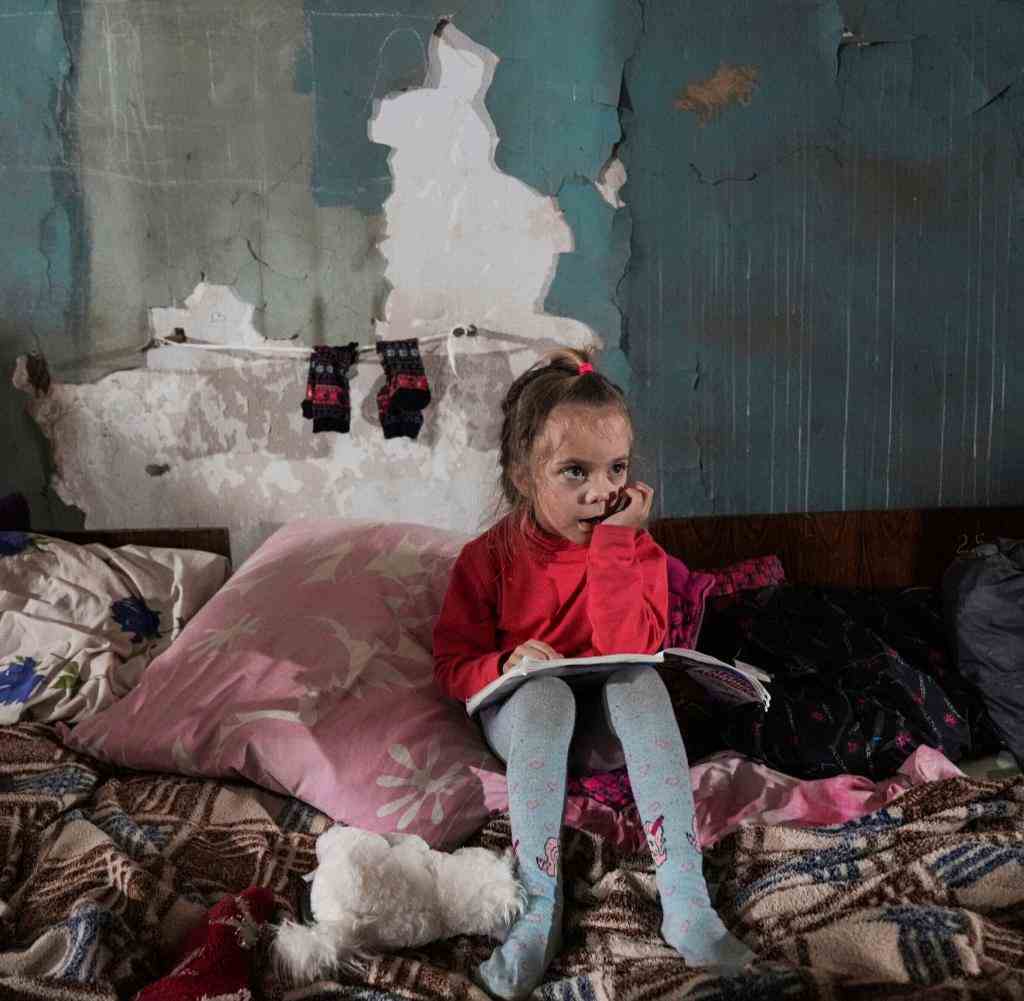 Ein Mädchen in einem improvisierten Bunker in Mariupol