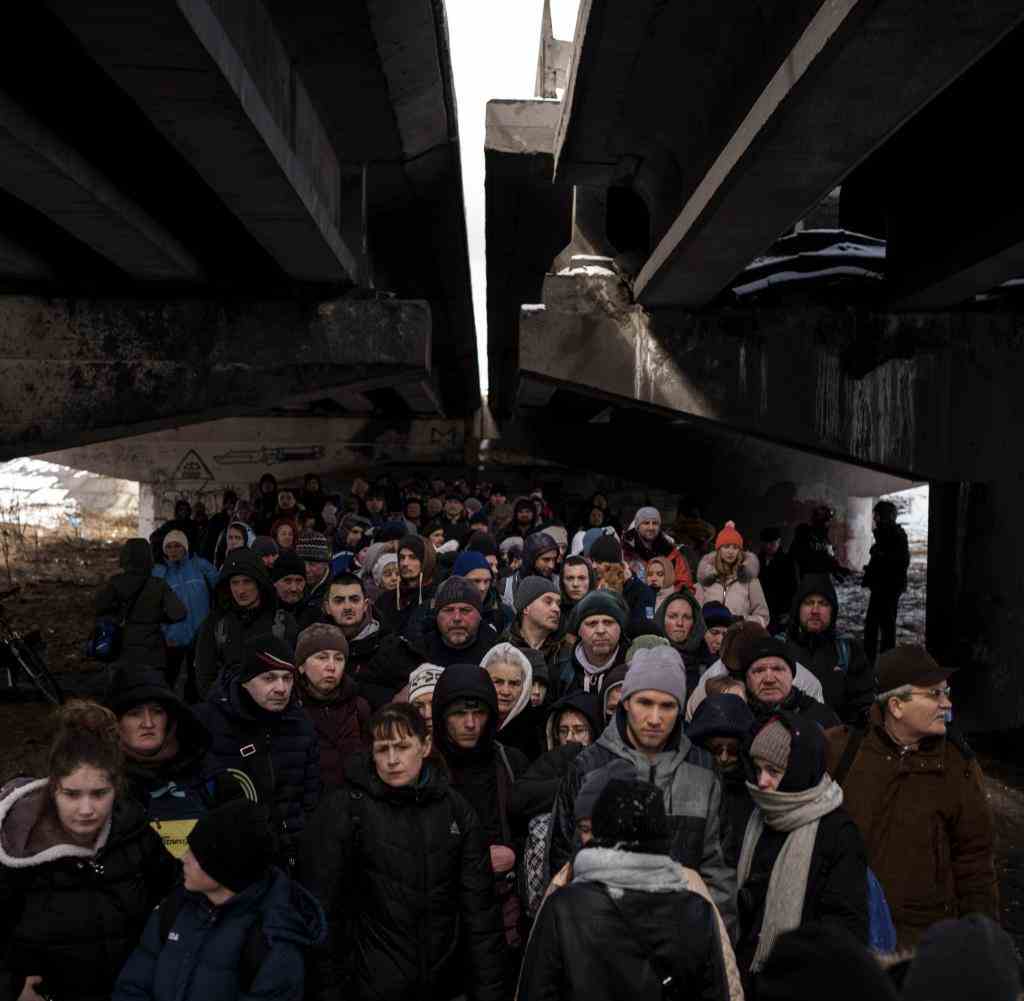 Menschen verstecken sich in Irpin unter einer zerstörten Brücke